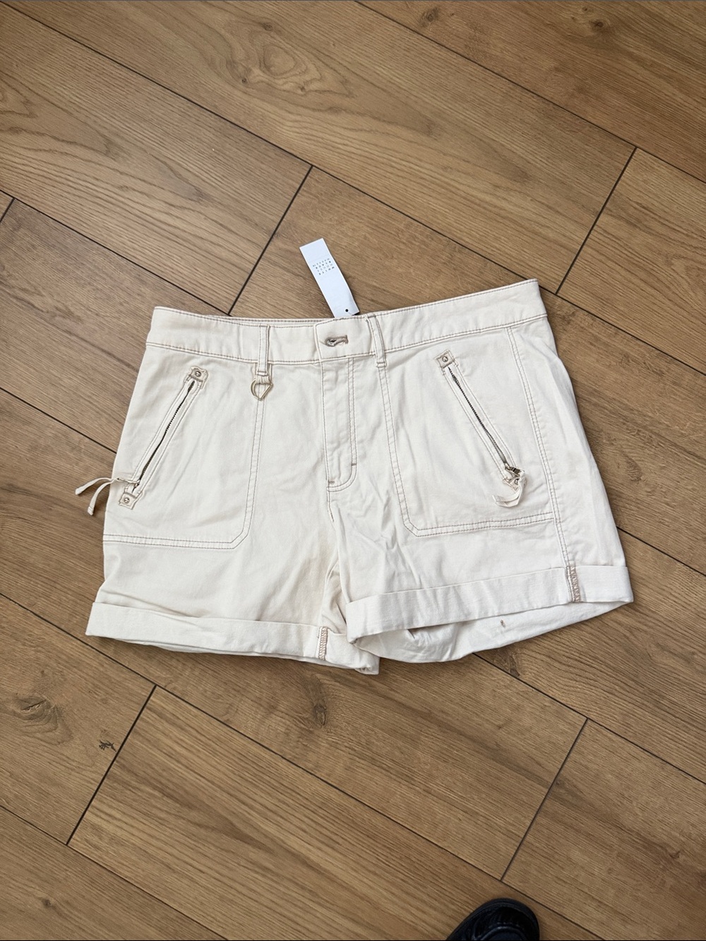White House black market NWT Women’s Cream Utility Roll-Hem Shorts